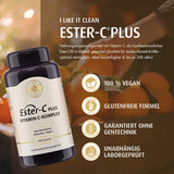 Das Bild zeigt eine dunkelviolette Flasche mit der Aufschrift 'Ester-C Plus Vitamin C-Komplex'. Um die Flasche herum sind Symbole mit Texten wie 'Immunfunktion', 'Energie', 'Kollagenbildung', '24h Versorgung', 'Magenschonend' sowie 'Mit Rutin, OPC, Bio Hagebutte & Bio Acerola'. Der Hintergrund ist hellbeige.