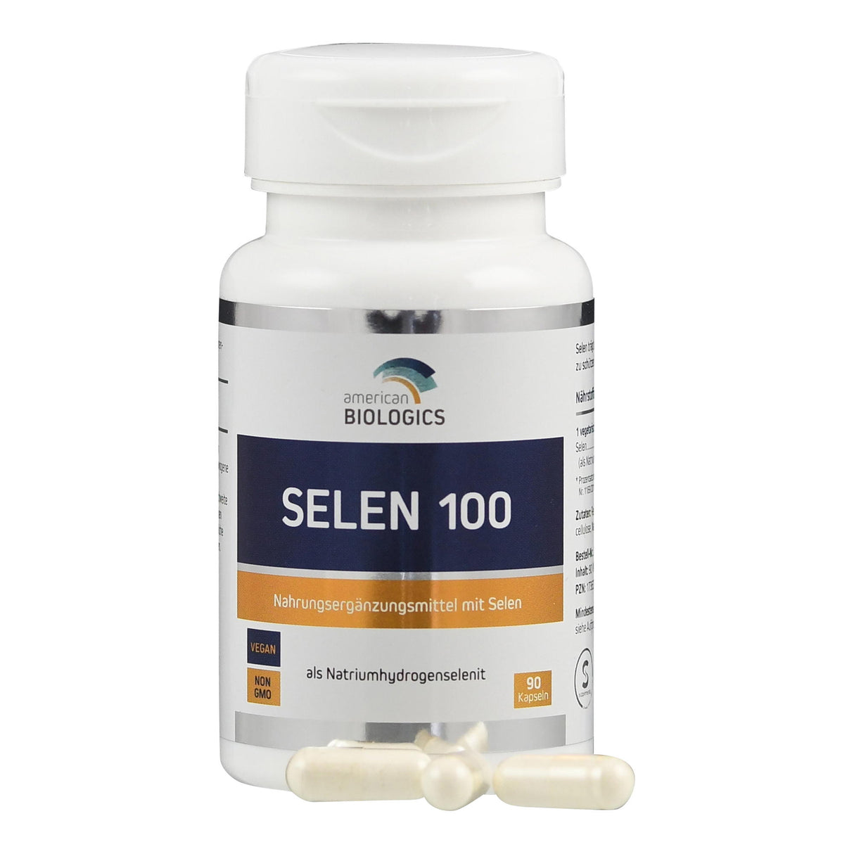 Eine weiße Plastikflasche mit der Aufschrift 'Selen 100' von American Biologics. Die Flasche enthält Nahrungsergänzungsmittel mit Selen, 90 Kapseln. Auf dem Etikett steht 'vegan' und 'non-GMO'. Vor der Flasche liegen drei weiße Kapseln.