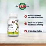 Das Bild zeigt eine Flasche des Nahrungsergänzungsmittels 'Cell Defense' von KAL. Die Flasche steht auf einer neutralen Oberfläche vor einem verschwommenen, grünen Hintergrund. Auf der rechten Seite sind drei Bulletpoints aufgelistet: 'Nährstoff-Komplex mit RNA und asiatischen Pilzen', 'ActiSorb Base für optimale Aufnahme und Verwertung', und '60 Tabletten pro Packung'. Oben ist das KAL-Logo mit dem Text 'Since 1932'.