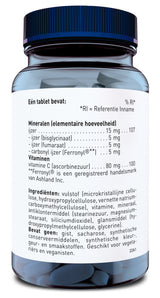 Das Bild zeigt eine blaue Plastikflasche mit einem Etikett, das Text in niederländischer Sprache enthält. Die Flasche enthält Tabletten und das Etikett listet die Inhaltsstoffe und Nährwerte auf, einschließlich Eisen und Vitamin C. Die Flasche hat einen blauen Schraubverschluss. Der Text auf dem Etikett beschreibt die Zusammensetzung der Tabletten, einschließlich der verschiedenen Formen von Eisen und Vitamin C, sowie die zusätzlichen Inhaltsstoffe und die Tatsache, dass das Produkt für Vegetarier und Vegan