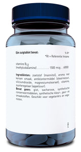 Das Bild zeigt eine transparente Plastikflasche mit blauem Deckel, die mit weißen Tabletten gefüllt ist. Auf dem Etikett steht in niederländischer Sprache, dass jede Tablette Vitamin B12 (Methylcobalamin) enthält. Weitere Zutaten sind aufgelistet, darunter Süßstoff und Aroma. Die Flasche ist für Vegetarier und Veganer geeignet.