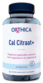 Eine Flasche mit dem Etikett 'ORTHICA Cal Citraat+' enthält 60 Tabletten. Das Etikett beschreibt die Inhaltsstoffe als organisch gebundenes Calcium mit Magnesium und Vitamin D. Die Verpackung ist blau und weiß mit einem vegetarischen Symbol.