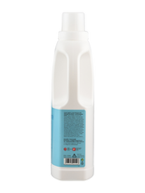 Das Bild zeigt eine weiße Plastikflasche mit einem blauen Etikett. Die Flasche hat einen Schraubverschluss und ist zylindrisch geformt. Auf dem Etikett befinden sich Text und Symbole, die auf die Verwendung und Sicherheit des Inhalts hinweisen. Unten ist ein Barcode sichtbar.