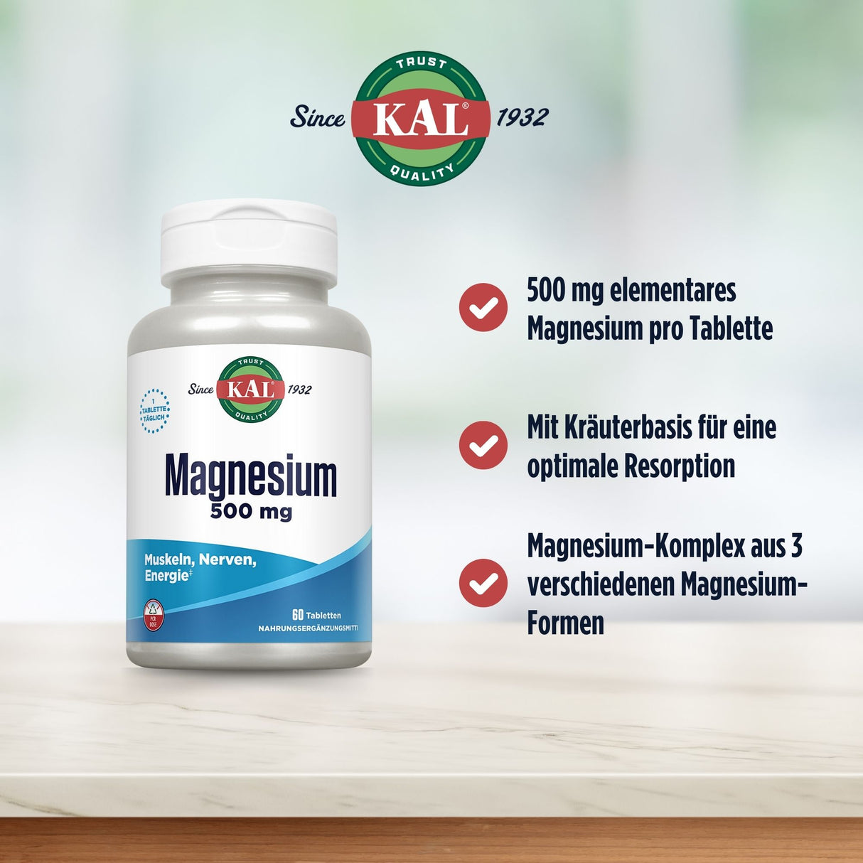 Das Bild zeigt eine Flasche mit KAL Magnesium 500 mg Tabletten auf einem Tisch. Die Verpackung ist weiß mit blauen Akzenten. Daneben sind Textelemente, die die Vorteile des Produkts hervorheben: 500 mg elementares Magnesium pro Tablette, Kräuterbasis für optimale Resorption und Magnesium-Komplex aus drei verschiedenen Formen. Oben links ist das KAL-Logo mit dem Text 'Since 1932'. Der Hintergrund ist unscharf und hell.