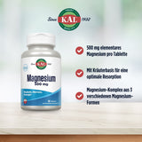 Das Bild zeigt eine Flasche mit KAL Magnesium 500 mg Tabletten auf einem Tisch. Die Verpackung ist weiß mit blauen Akzenten. Daneben sind Textelemente, die die Vorteile des Produkts hervorheben: 500 mg elementares Magnesium pro Tablette, Kräuterbasis für optimale Resorption und Magnesium-Komplex aus drei verschiedenen Formen. Oben links ist das KAL-Logo mit dem Text 'Since 1932'. Der Hintergrund ist unscharf und hell.