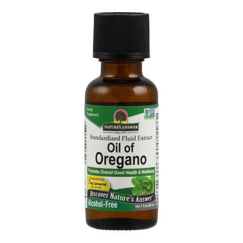 Eine braune Glasflasche mit schwarzem Deckel, beschriftet mit 'Nature's Answer Oil of Oregano'. Die Etiketten sind grün und weiß, mit Informationen über den Inhalt und die gesundheitlichen Vorteile des Produkts. Das Produkt ist alkoholfrei und enthält 30 ml.
