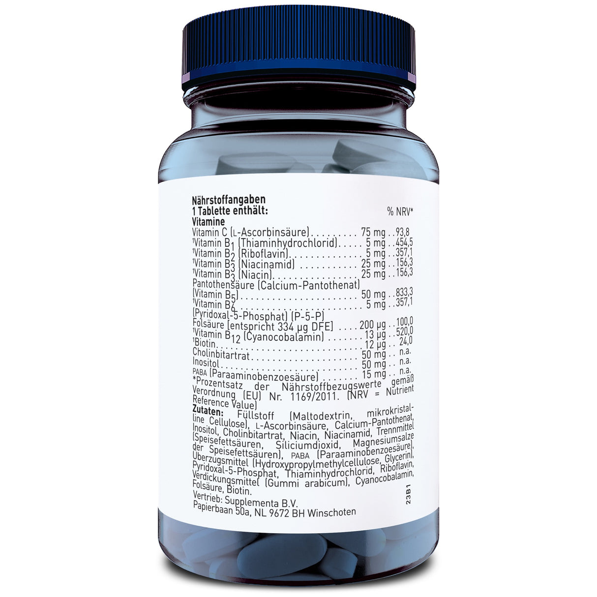 Die Abbildung zeigt eine durchsichtige Kunststoffflasche mit einem blauen Schraubverschluss, die mit Tabletten gefüllt ist. Auf der Flasche befindet sich ein weißes Etikett mit detaillierten Nährstoffangaben und Inhaltsstoffen in deutscher Sprache. Die Liste umfasst verschiedene Vitamine und Zusatzstoffe. Die Flasche steht aufrecht und der Hintergrund ist neutral gehalten.