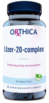 Das Bild zeigt eine Flasche mit einem blauen Deckel, auf der "ORTHICA IJzer-20-complex" steht. Es handelt sich um ein Nahrungsergänzungsmittel mit 90 Tabletten, das bei Müdigkeit unterstützt. Auf dem Etikett ist ein veganes Logo zu sehen.