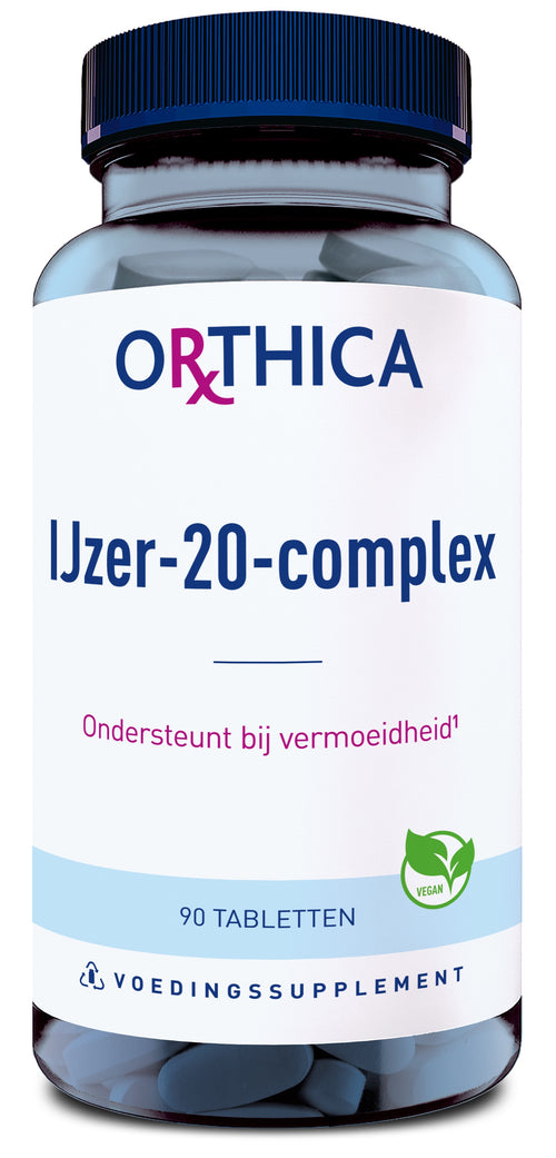 Das Bild zeigt eine Flasche mit einem blauen Deckel, auf der "ORTHICA IJzer-20-complex" steht. Es handelt sich um ein Nahrungsergänzungsmittel mit 90 Tabletten, das bei Müdigkeit unterstützt. Auf dem Etikett ist ein veganes Logo zu sehen.