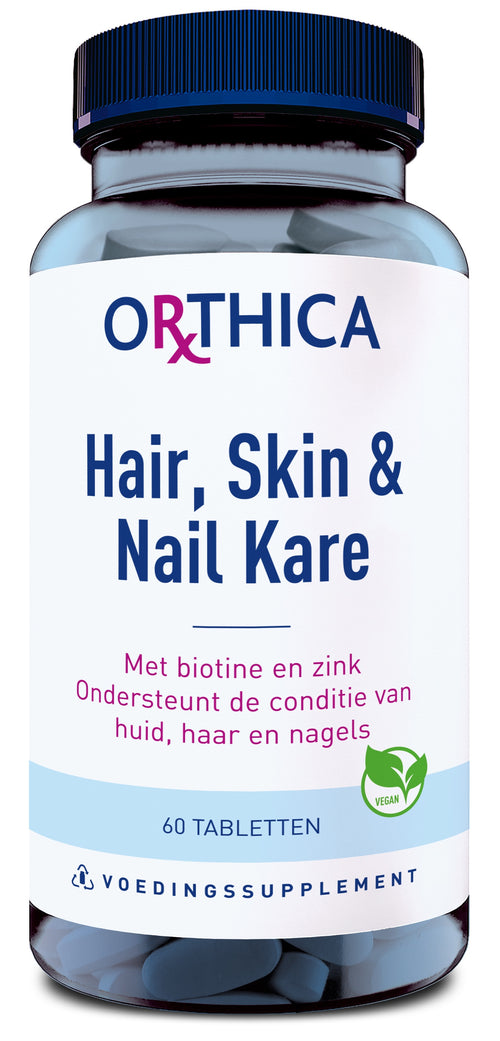 Das Bild zeigt eine blaue Flasche mit einem Etikett der Marke Orthica. Auf dem Etikett steht 'Hair, Skin & Nail Kare'. Es enthält 60 Tabletten und ist ein Nahrungsergänzungsmittel mit Biotin und Zink. Ein grünes Blatt-Symbol zeigt an, dass es vegan ist.