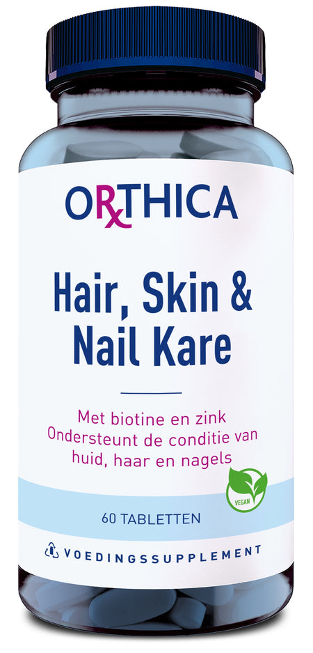 Das Bild zeigt eine blaue Flasche mit einem Etikett der Marke Orthica. Auf dem Etikett steht 'Hair, Skin & Nail Kare'. Es enthält 60 Tabletten und ist ein Nahrungsergänzungsmittel mit Biotin und Zink. Ein grünes Blatt-Symbol zeigt an, dass es vegan ist.