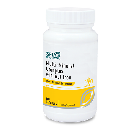 Das Bild zeigt eine weiße Plastikflasche mit einem gelben Etikett. Auf dem Etikett steht „SFI Health Multi-Mineral Complex without Iron“. Die Flasche enthält 100 Kapseln und ist als Nahrungsergänzungsmittel gekennzeichnet. Die Flasche steht vor einem neutralen Hintergrund.