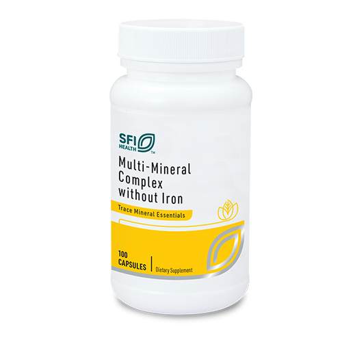 Das Bild zeigt eine weiße Plastikflasche mit einem gelben Etikett. Auf dem Etikett steht „SFI Health Multi-Mineral Complex without Iron“. Die Flasche enthält 100 Kapseln und ist als Nahrungsergänzungsmittel gekennzeichnet. Die Flasche steht vor einem neutralen Hintergrund.