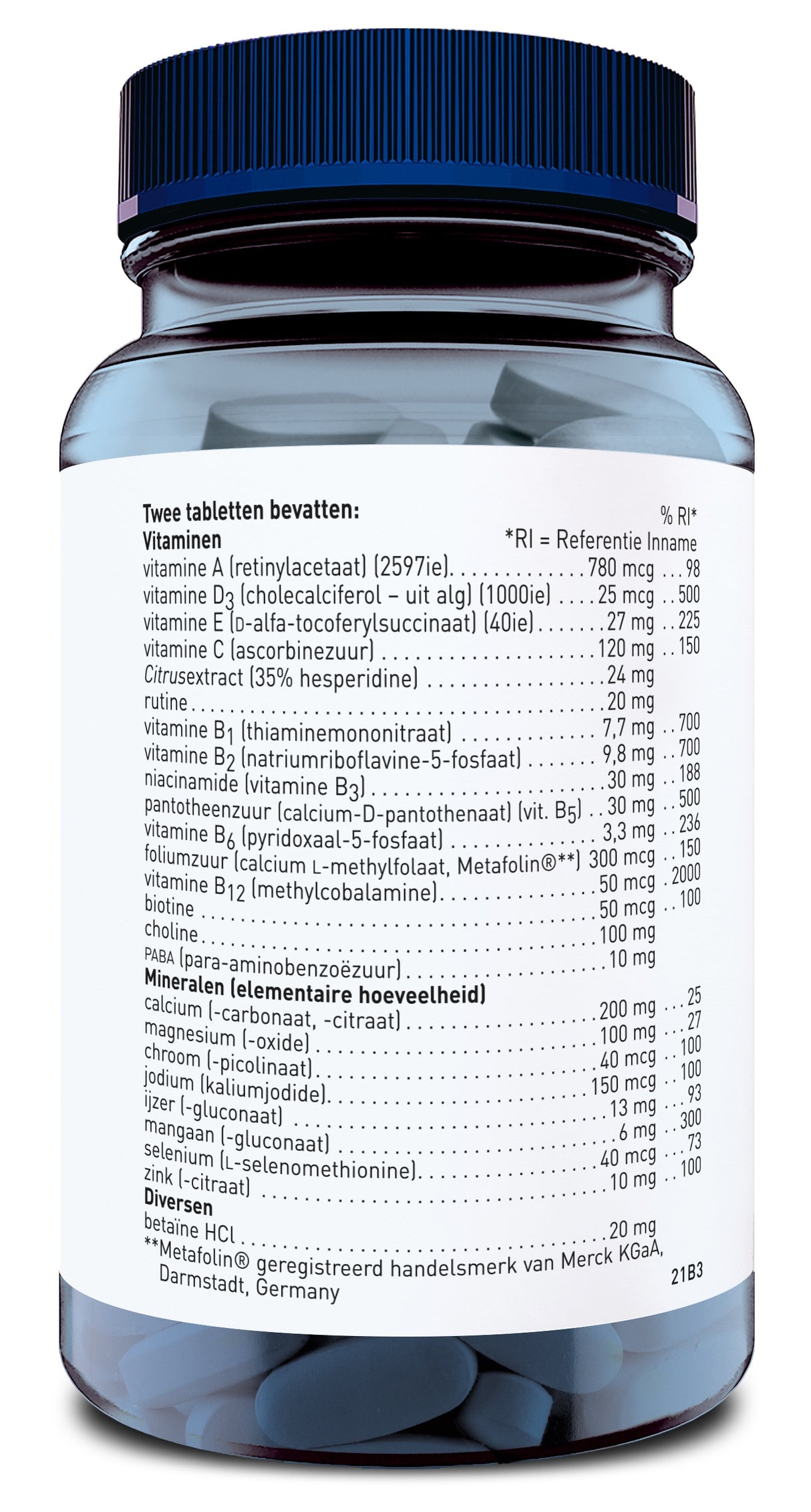 Eine durchsichtige Plastikflasche mit blauem Deckel, gefüllt mit blauen Tabletten. Das Etikett listet Inhaltsstoffe in niederländischer Sprache auf, darunter Vitamine und Mineralstoffe. Herstellerangaben von Merck KGaA, Darmstadt, Deutschland, sind ebenfalls sichtbar.