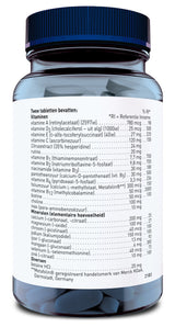 Eine durchsichtige Plastikflasche mit blauem Deckel, gefüllt mit blauen Tabletten. Das Etikett listet Inhaltsstoffe in niederländischer Sprache auf, darunter Vitamine und Mineralstoffe. Herstellerangaben von Merck KGaA, Darmstadt, Deutschland, sind ebenfalls sichtbar.