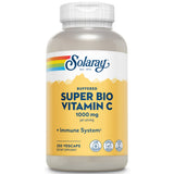 Eine Plastikflasche mit einem Etikett, das "Solaray Super Bio Vitamin C 1000 mg" zeigt. Die Flasche ist weiß mit einem gelben Etikett. Auf dem Etikett sind auch Symbole für "Lab Verified", "Vegan" und "Immune System" zu sehen. Es handelt sich um ein Nahrungsergänzungsmittel mit 250 Veggie-Kapseln.