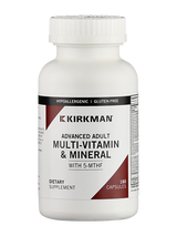 Eine weiße Plastikflasche mit einem Etikett von Kirkman. Die Flasche enthält 180 Kapseln eines Nahrungsergänzungsmittels, das als "Advanced Adult Multi-Vitamin & Mineral" bezeichnet wird. Das Etikett weist darauf hin, dass das Produkt hypoallergen und glutenfrei ist und 5-MTHF enthält. Der Hintergrund ist neutral und lenkt nicht vom Produkt ab.