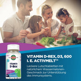 Eine Familie sitzt an einem Tisch und isst gemeinsam. Im Vordergrund steht eine Flasche Vitamin D-Rex. Der Text auf der Flasche beschreibt, dass es sich um Lutschtabletten mit Wassermelonen-Geschmack zur Unterstützung des Immunsystems handelt. Die Familie wirkt fröhlich und genießt die gemeinsame Zeit. Der Raum ist hell erleuchtet.