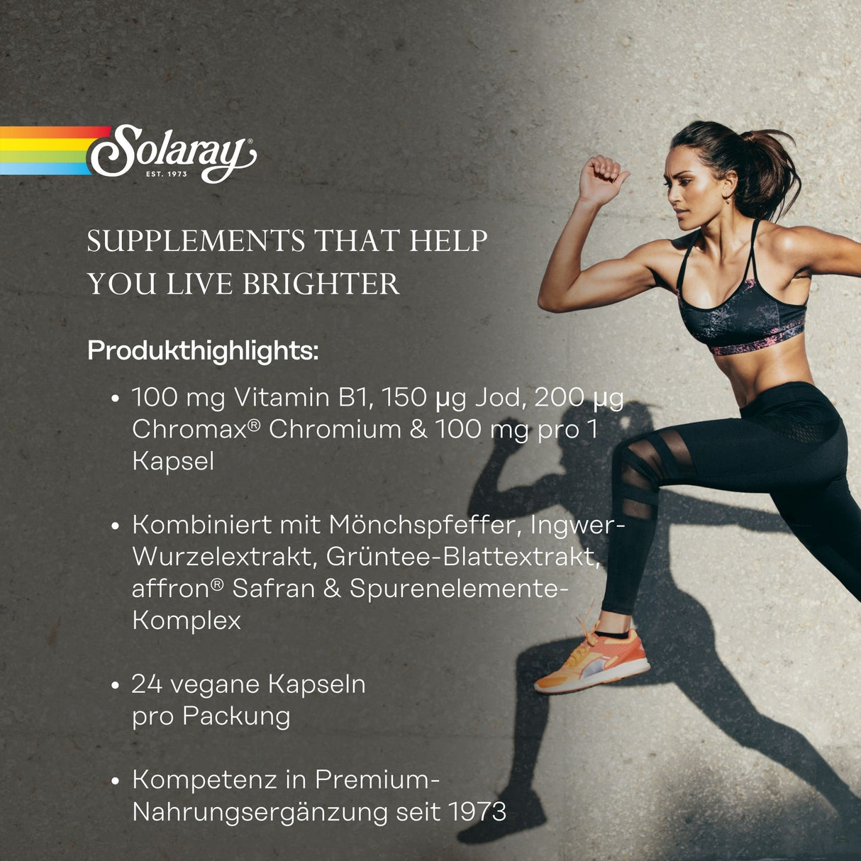 Das Bild zeigt eine Frau in Sportkleidung, die in einer dynamischen Pose gegen eine Betonwand springt. Auf der linken Seite befindet sich der Text mit Informationen zu Solaray Nahrungsergänzungsmitteln, die Inhaltsstoffe und Vorteile hervorheben.