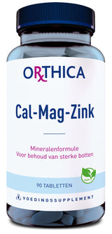 Ein Nahrungsergänzungsmittel in einer transparenten Flasche mit blauem Deckel. Auf dem Etikett steht 'ORTHICA Cal-Mag-Zink'. Die Flasche enthält 90 Tabletten und ist als vegan gekennzeichnet. Die Aufschrift ist in niederländischer Sprache.