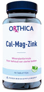 Ein Nahrungsergänzungsmittel in einer transparenten Flasche mit blauem Deckel. Auf dem Etikett steht 'ORTHICA Cal-Mag-Zink'. Die Flasche enthält 90 Tabletten und ist als vegan gekennzeichnet. Die Aufschrift ist in niederländischer Sprache.