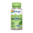 Eine Plastikflasche mit einem grünen Deckel, die Solaray True Herbs Broken Cell Chlorella 410 mg Kapseln enthält. Die Flasche zeigt das Solaray-Logo und Informationen über Verdauungsunterstützung. Auf dem Etikett sind auch das Non-GMO-Projekt-Logo und andere Zertifikate abgebildet.