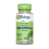 Eine Plastikflasche mit einem grünen Deckel, die Solaray True Herbs Broken Cell Chlorella 410 mg Kapseln enthält. Die Flasche zeigt das Solaray-Logo und Informationen über Verdauungsunterstützung. Auf dem Etikett sind auch das Non-GMO-Projekt-Logo und andere Zertifikate abgebildet.