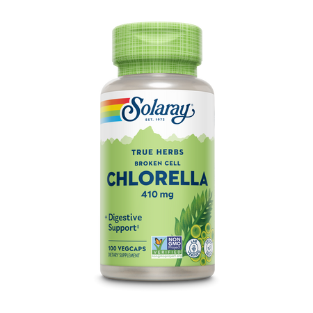 Eine Plastikflasche mit einem grünen Deckel, die Solaray True Herbs Broken Cell Chlorella 410 mg Kapseln enthält. Die Flasche zeigt das Solaray-Logo und Informationen über Verdauungsunterstützung. Auf dem Etikett sind auch das Non-GMO-Projekt-Logo und andere Zertifikate abgebildet.