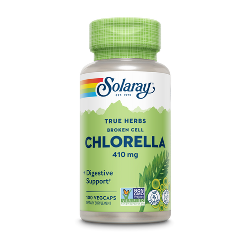 Eine Plastikflasche mit einem grünen Deckel, die Solaray True Herbs Broken Cell Chlorella 410 mg Kapseln enthält. Die Flasche zeigt das Solaray-Logo und Informationen über Verdauungsunterstützung. Auf dem Etikett sind auch das Non-GMO-Projekt-Logo und andere Zertifikate abgebildet.
