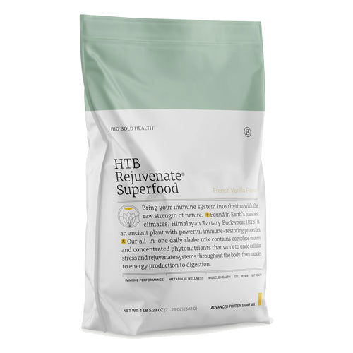 Die Abbildung zeigt eine Verpackung von HTB Rejuvenate Superfood, Geschmacksrichtung French Vanilla. Die Verpackung ist in einem hellgrünen und weißen Design gehalten. Auf der Vorderseite sind Produktinformationen und ein Text über die Vorteile des Produkts abgedruckt. Das Superfood enthält Himalaya-Tataren-Buchweizen, der das Immunsystem stärken soll. Das Produkt ist als Shake-Mix zur täglichen Einnahme gedacht und bietet vollständiges Protein und konzentrierte Phytonährstoffe.