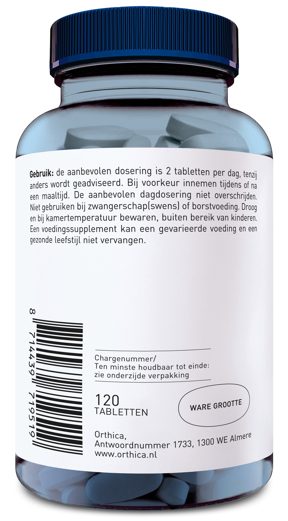 Nahaufnahme einer blauen Plastikflasche mit blauen Tabletten. Auf dem Etikett sind Dosierungsanweisungen auf Niederländisch. Die Flasche hat einen blauen Schraubverschluss. Unten auf dem Etikett sind Herstellerinformationen und ein Barcode zu sehen.