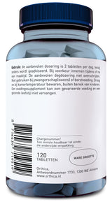 Nahaufnahme einer blauen Plastikflasche mit blauen Tabletten. Auf dem Etikett sind Dosierungsanweisungen auf Niederländisch. Die Flasche hat einen blauen Schraubverschluss. Unten auf dem Etikett sind Herstellerinformationen und ein Barcode zu sehen.