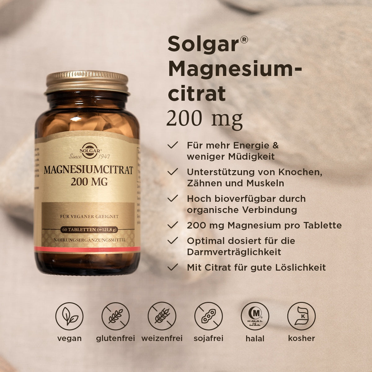 Das Bild zeigt eine braune Glasflasche mit Solgar® Magnesiumcitrat 200 mg Tabletten auf einem beigen Hintergrund. Auf der rechten Seite sind Produktvorteile aufgelistet, darunter Energiegewinn, Unterstützung für Knochen und Muskeln, und bioverfügbare organische Verbindung. Unten sind Symbole für vegan, glutenfrei, weizenfrei, sojafrei, halal und koscher.