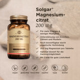 Das Bild zeigt eine braune Glasflasche mit Solgar® Magnesiumcitrat 200 mg Tabletten auf einem beigen Hintergrund. Auf der rechten Seite sind Produktvorteile aufgelistet, darunter Energiegewinn, Unterstützung für Knochen und Muskeln, und bioverfügbare organische Verbindung. Unten sind Symbole für vegan, glutenfrei, weizenfrei, sojafrei, halal und koscher.