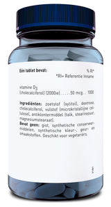Das Bild zeigt eine durchsichtige Plastikflasche mit blauen Tabletten. Das Etikett listet Inhaltsstoffe und Nährwerte auf, darunter Vitamin D3 (Cholecalciferol) und Xylitol. Die Flasche hat einen dunkelblauen Deckel.