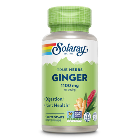 Eine grüne Flasche mit dem Etikett 'Solaray True Herbs Ginger 1100 mg per serving'. Das Etikett zeigt Ingwer und eine rote Blume. Es gibt Symbole für 'Non GMO', 'Lab Verified' und 'Vegan'.