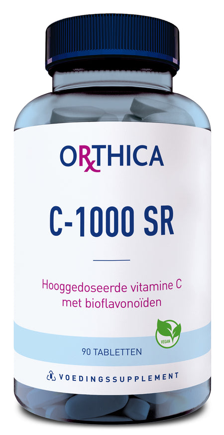 Eine Flasche mit dem Etikett 'ORTHICA C-1000 SR' ist abgebildet. Die Flasche enthält 90 Tabletten eines hochdosierten Vitamin-C-Präparats mit Bioflavonoiden. Auf dem Etikett steht 'Voedingssupplement' und es ist ein veganes Symbol zu sehen.