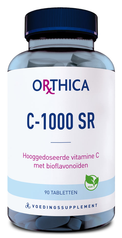 Eine Flasche mit dem Etikett 'ORTHICA C-1000 SR' ist abgebildet. Die Flasche enthält 90 Tabletten eines hochdosierten Vitamin-C-Präparats mit Bioflavonoiden. Auf dem Etikett steht 'Voedingssupplement' und es ist ein veganes Symbol zu sehen.