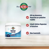 Das Bild zeigt eine Dose KAL Magnesium Citrat 600 auf einem Tisch. Links oben im Bild befindet sich das KAL-Logo mit der Aufschrift 'Since 1932'. Rechts neben der Dose sind drei Vorteile des Produkts aufgelistet: 600 mg elementares Magnesium pro gehäuftem Teelöffel, schnell-lösliches Magnesium in Pulverform und keine Zusatzstoffe. Der Hintergrund ist unscharf und hell, was die Dose und den Text in den Vordergrund rückt.