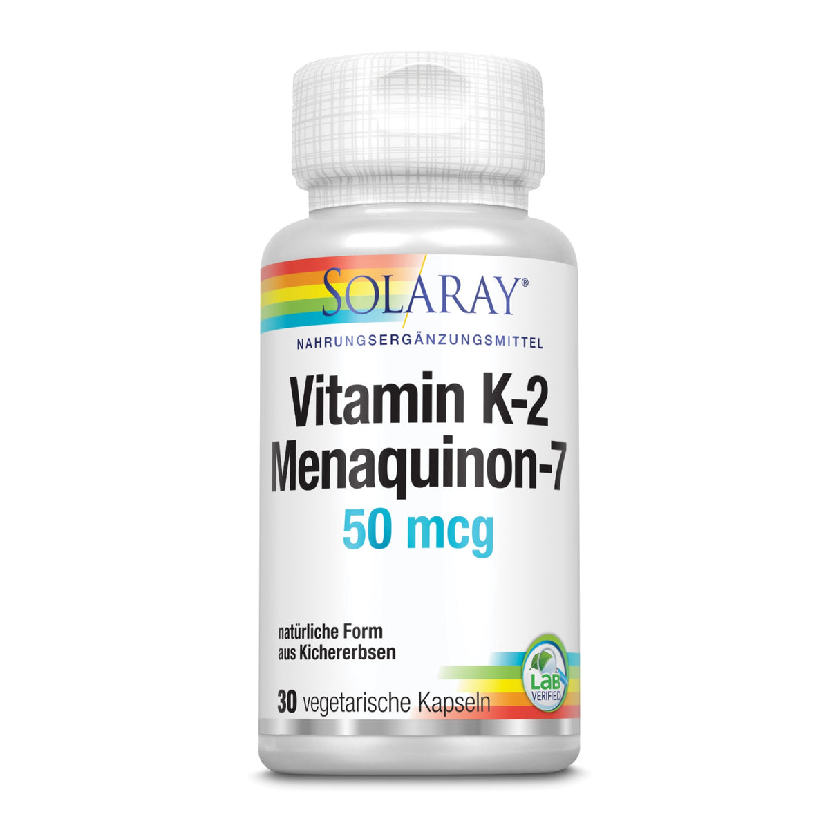 Eine weiße Plastikflasche mit einem farbigen Etikett, das "SOLARAY Vitamin K-2 Menaquinon-7 50 mcg" anzeigt. Die Flasche enthält 30 vegetarische Kapseln und ist als Nahrungsergänzungsmittel aus natürlicher Form von Kichererbsen gekennzeichnet. Ein Lab Verified-Siegel befindet sich auf dem Etikett.