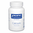 Eine weiße Plastikflasche mit einem blauen Etikett. Auf dem Etikett steht "pure encapsulations Das Original Calcium Calciumcitrat". Die Flasche hat einen weißen Schraubverschluss. Das Etikett enthält auch Symbole und einen Barcode.