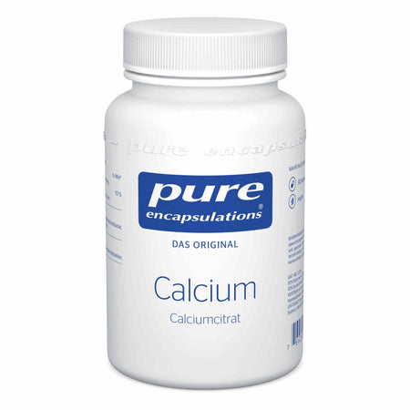 Eine weiße Plastikflasche mit einem blauen Etikett. Auf dem Etikett steht "pure encapsulations Das Original Calcium Calciumcitrat". Die Flasche hat einen weißen Schraubverschluss. Das Etikett enthält auch Symbole und einen Barcode.