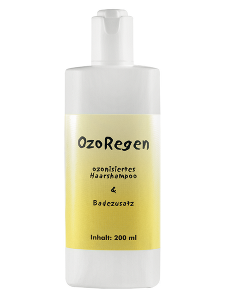 Eine weiße Plastikflasche mit gelbem Etikett, auf dem 'OzoRegen ozonisiertes Haarshampoo & Badezusatz' steht. Inhalt: 200 ml.