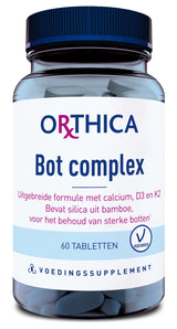 Eine Flasche mit der Aufschrift 'Orthica Bot complex', die 60 Tabletten eines Nahrungsergänzungsmittels enthält. Die Flasche ist blau mit einem weißen Etikett, auf dem Informationen über die Inhaltsstoffe wie Calcium, D3 und K2 stehen. Die Tabletten sind für die Erhaltung starker Knochen gedacht und enthalten Bambussilica. Die Verpackung ist vegetarisch gekennzeichnet.