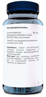 Eine Flasche mit Nahrungsergänzungsmitteln, die Curcuma longa-Extrakt enthält. Die Etikettenbeschreibung ist in niederländischer Sprache und gibt an, dass zwei Kapseln 500 mg Curcuma longa-Extrakt enthalten, zusammen mit einem Phospholipidkomplex (Meriva®). Das Produkt enthält keine Hefe, Saccharose, synthetische Konservierungsstoffe oder Geschmacksstoffe und ist für Vegetarier und Veganer geeignet. Die Flasche hat einen blauen Deckel und die Kapseln sind im Inneren sichtbar.
