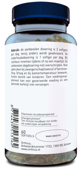 Eine Flasche mit einem blauen Deckel, die 60 Softgels enthält. Auf dem Etikett steht eine Beschreibung in niederländischer Sprache, die Dosierungsanweisungen und andere Informationen enthält. Die Flasche ist von der Marke Orthica und hat eine weiße Hintergrundfarbe. Es gibt auch einen Barcode und Kontaktinformationen für Orthica, ansässig in Almere, Niederlande.
