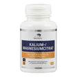 Eine weiße Plastikflasche mit einem Etikett, das "American Biologics Kalium-/Magnesiumcitrat" zeigt. Das Etikett ist blau und orange mit Informationen über das Nahrungsergänzungsmittel, einschließlich "vegan" und "nicht gentechnisch verändert". Die Flasche enthält 90 Kapseln mit einer Dosierung von 280 mg Kalium und 140 mg Magnesium pro Tagesverzehrsempfehlung.