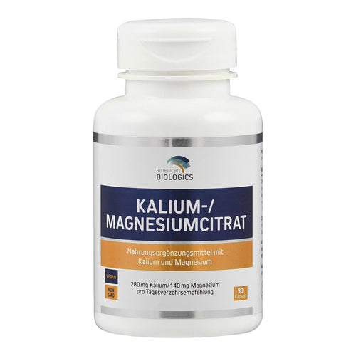 Eine weiße Plastikflasche mit einem Etikett, das "American Biologics Kalium-/Magnesiumcitrat" zeigt. Das Etikett ist blau und orange mit Informationen über das Nahrungsergänzungsmittel, einschließlich "vegan" und "nicht gentechnisch verändert". Die Flasche enthält 90 Kapseln mit einer Dosierung von 280 mg Kalium und 140 mg Magnesium pro Tagesverzehrsempfehlung.