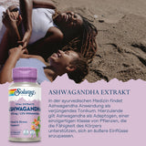 Zwei Frauen liegen lachend am Strand. Im Vordergrund ist ein Solaray Ashwagandha-Fläschchen abgebildet. Der Text erklärt die Anwendung von Ashwagandha in der ayurvedischen Medizin als Tonikum und Adaptogen.