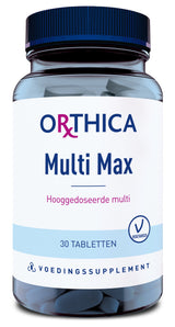 Eine Flasche mit Nahrungsergänzungsmitteln der Marke Orthica. Auf dem Etikett steht 'Multi Max', 'Hooggedoseerde multi', '30 Tabletten', 'Voedingssupplement' und ein Symbol für vegetarisch. Die Flasche ist blau und durchsichtig, mit einem blauen Schraubverschluss und enthält blaue Tabletten.